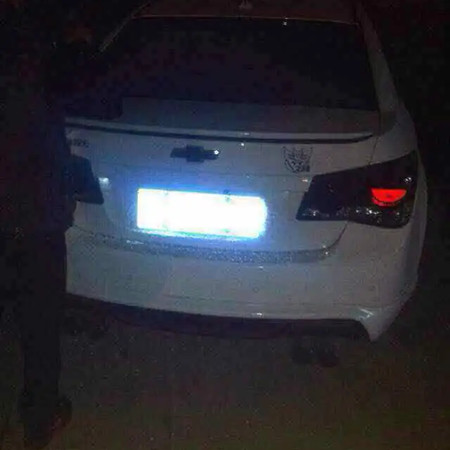 夜間安裝的車輛道閘監(jiān)控攝像頭無法識別車牌，出現(xiàn)反光、白光的情況，應(yīng)該如何處理