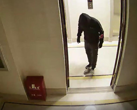 家用監(jiān)控攝像頭曝光監(jiān)控畫面，大門口兩男子行跡鬼祟