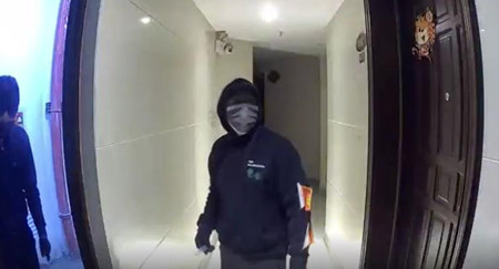 家用監(jiān)控攝像頭曝光監(jiān)控畫面，大門口兩男子行跡鬼祟