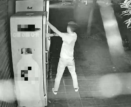 AI視頻監(jiān)控安全提醒：室外冰柜請(qǐng)鎖好柜門